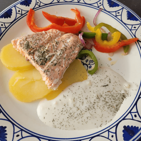 salmón con pimientos en salsa